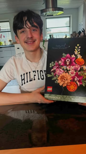 💐 Lego buket 💐

Tristan og jeg…. Nok mest Tristan 🥰, har lavet den fineste blomster buket fra @lego 