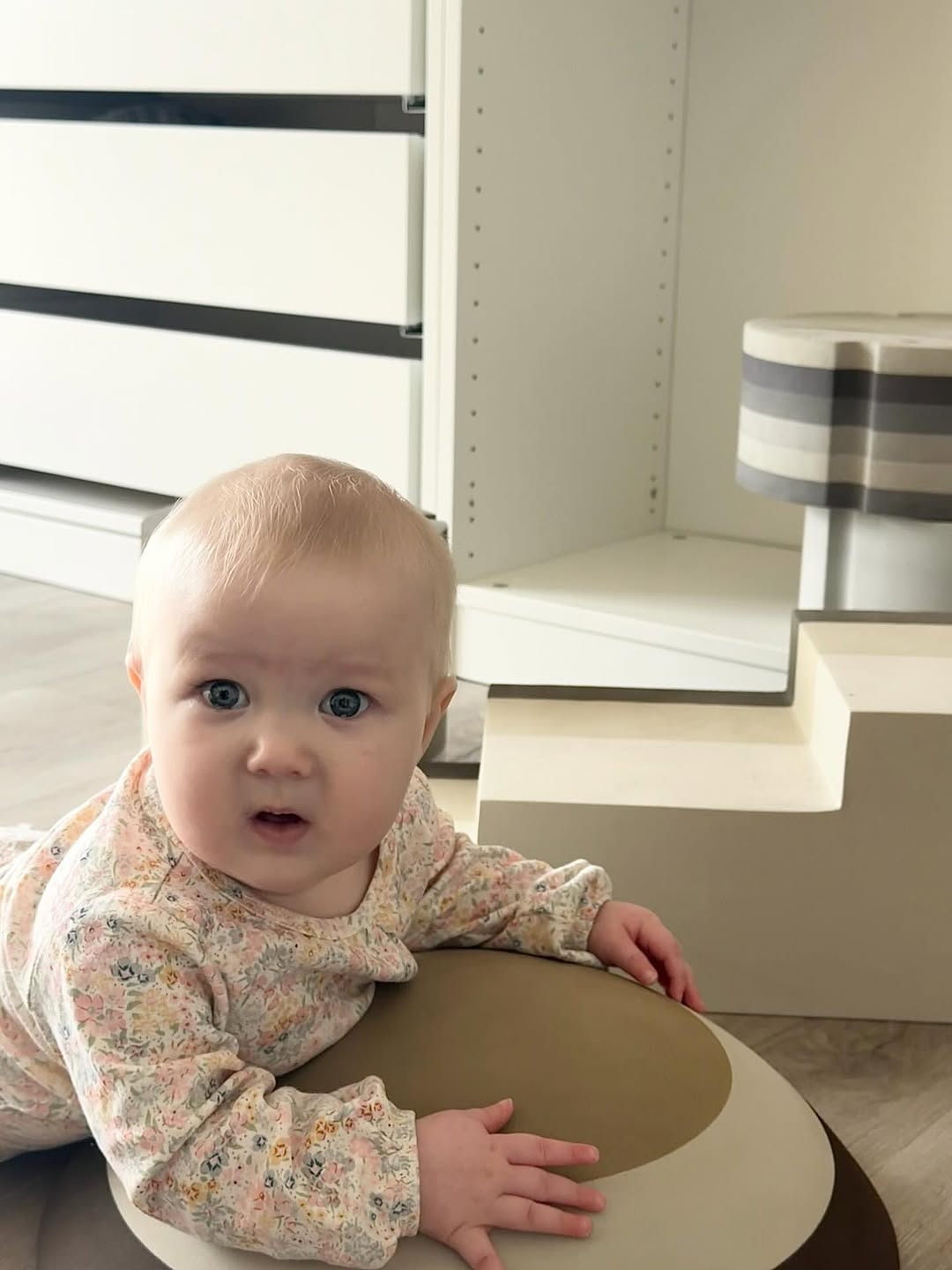 Reklame @testfamilien.dk .
Nola ser lidt skeptisk ud, meeeen den nye skildpadde fra @boblesdenmark e