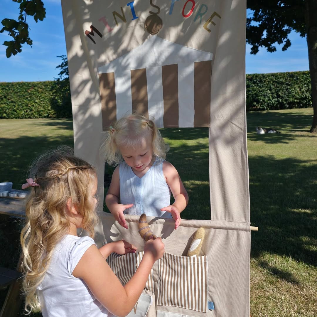 |Reklame| Test| En skøn augustdag med købmandsleg fra @oyoyminifamily i det fri 🌿☀️🛒 

The Yummy Min