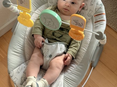 TEST af Bright Starts Vandlegemåtte og Peter Plys Vibrerende Skråstol