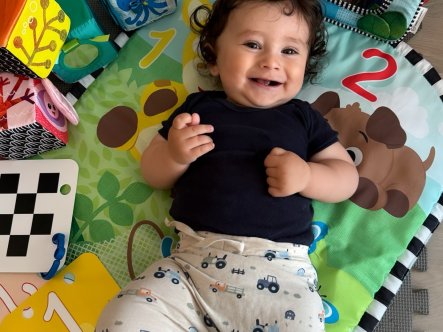 TEST af Baby Einstein legetøj – aktivitetstæppe, gulvspejl og klodser