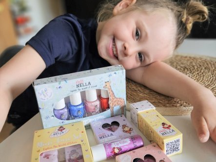 TEST af lege-make-up fra Miss Nella – farverig leg med omtanke