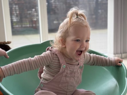 TEST af tumletop, kuglebane & pop it legetøj fra Legeakademiet