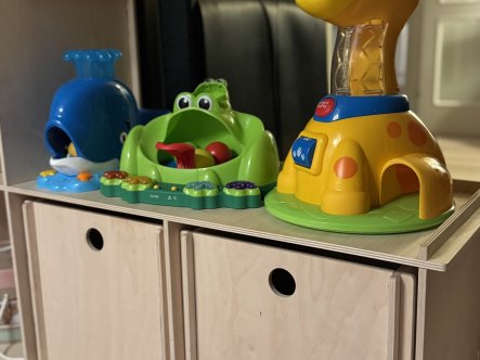 TEST af Spinnin’ Spots Giraffe og Poppin’ Ball Frog fra Bright Starts