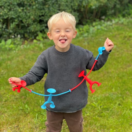 Bilibo-skaller og Oogi figurer hitter hos børnene
