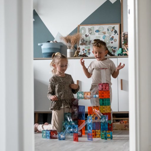 Kreative kuglebaner og farverige konstruktioner med Connetix