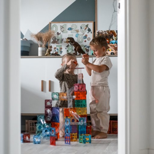 Kreative kuglebaner og farverige konstruktioner med Connetix