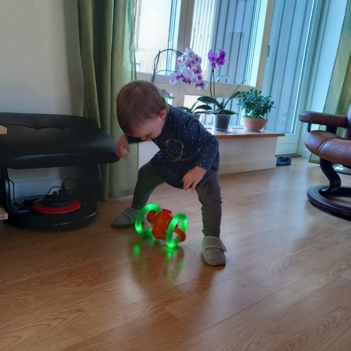 Roll & Light abe skaber fart, musik og aktiv leg på gulvet