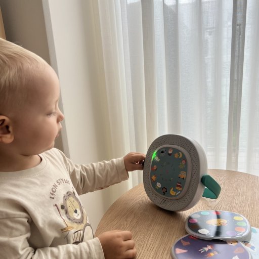 Børnene udforsker selv de forskellige TIMIO-discs og aktiviteter