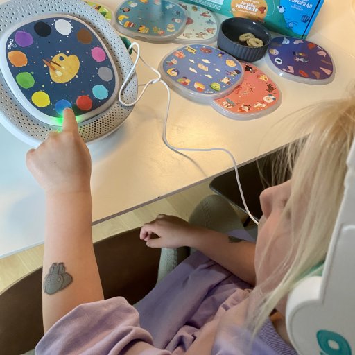 Børnene udforsker selv de forskellige TIMIO-discs og aktiviteter