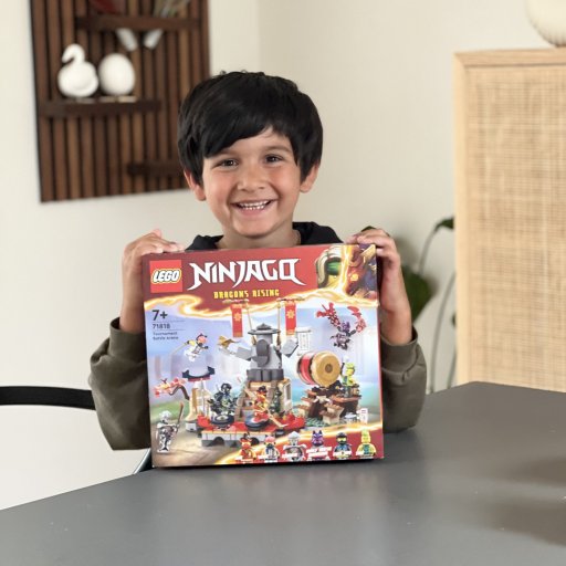 Milas bygger LEGO® NINJAGO® Turneringskamparena for første gang