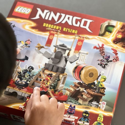 Milas bygger LEGO® NINJAGO® Turneringskamparena for første gang