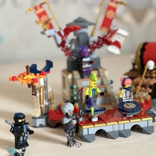 LEGO® NINJAGO® Turneringskamparena samlet og klar til leg
