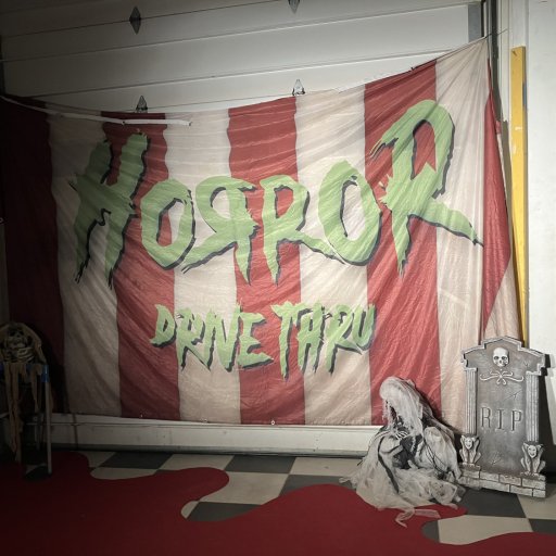 Flotte kulisser og engagerede skuespillere skabte Halloween-stemning