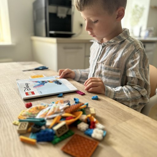 Byggeglæde fra første pose – Liam går i gang med Stitch