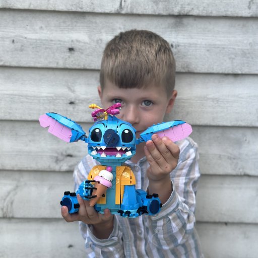 Færdigbygget og klar til leg – Aloha, Stitch!