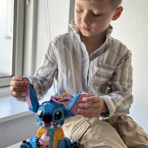 Færdigbygget og klar til leg – Aloha, Stitch!