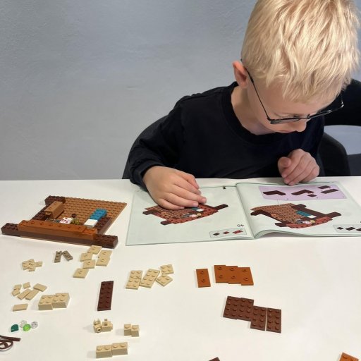 Laurits bygger sit eget Minecraft-eventyr med Frøhuset