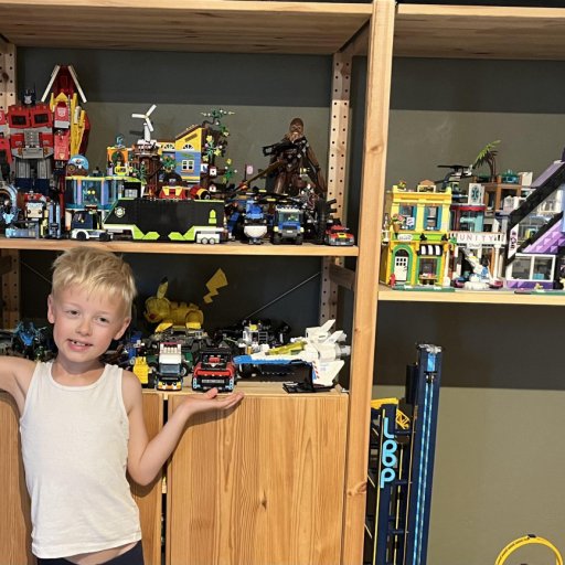 Kreativ leg med figurer, båd og zombiekamp i sumpen