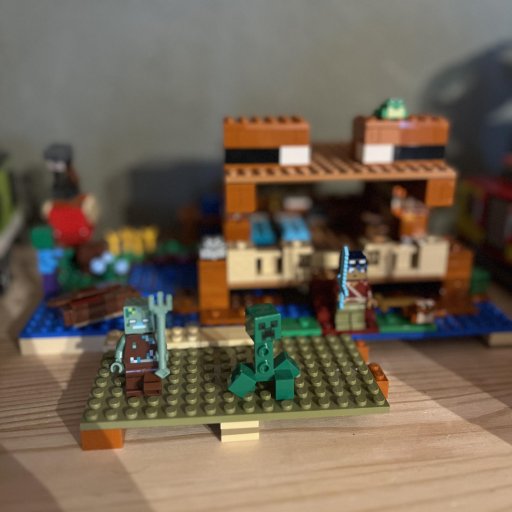 Kreativ leg med figurer, båd og zombiekamp i sumpen