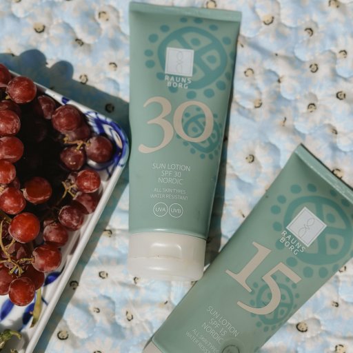 Solcreme og aftersun med plejende ingredienser fra den nordiske natur