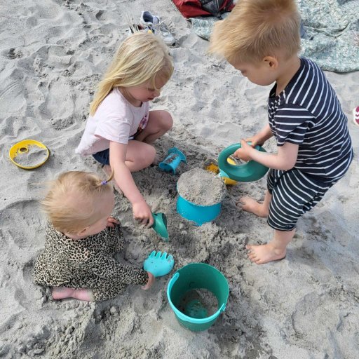Multifunktionelt legetøj til både strand, have og badekar
