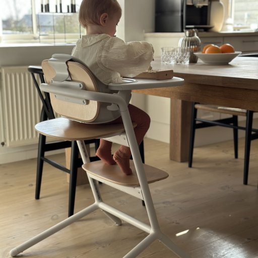 En højstol, der vokser med barnet – fra baby til voksen