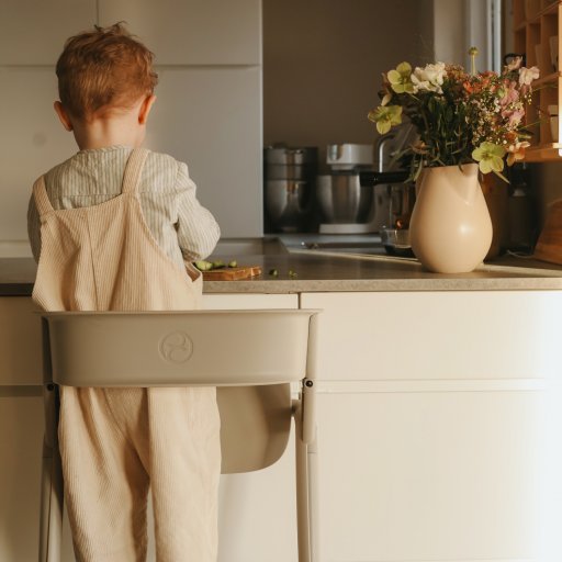 Learning Tower gør børnene til en aktiv del af madlavningen.