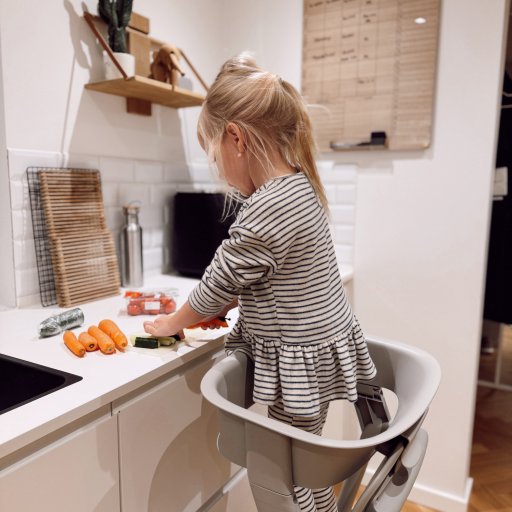 Learning Tower gør børnene til en aktiv del af madlavningen.