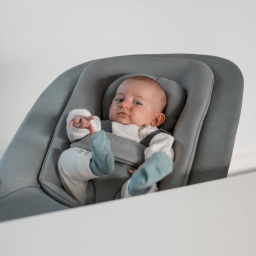 Højstolen giver en ergonomisk siddestilling i alle aldre.