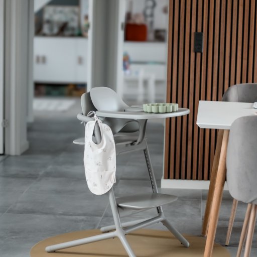 Højstolen giver en ergonomisk siddestilling i alle aldre.