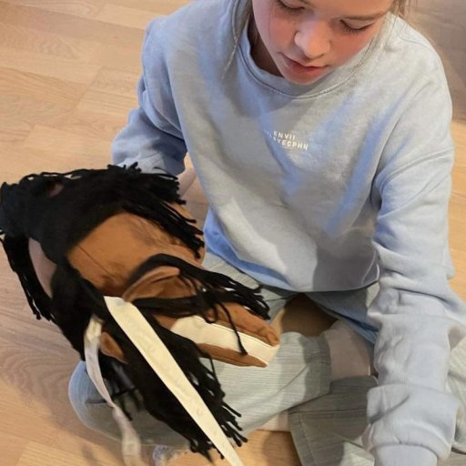 Charlie på besøg hos Emmas rigtige hest i ridecenteret