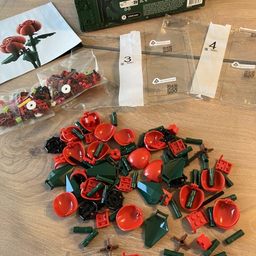 De detaljerede roser blomstrer frem klods for klods