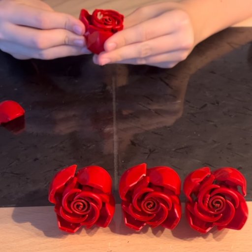 De detaljerede roser blomstrer frem klods for klods