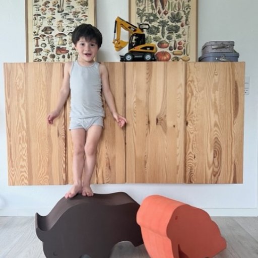 Stilrent dansk design, høj kvalitet og tumlemøbler, der holder til mange års leg.