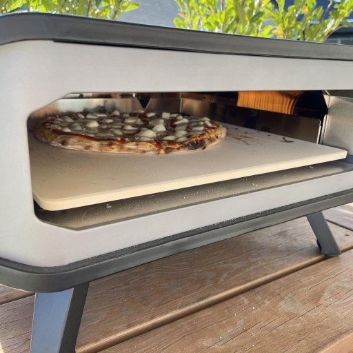 Den høje varme giver pizzaer med sprød bund og luftige kanter