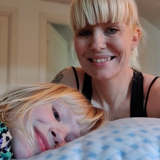 Hele familien kæmpede om den samme pude – og det forstår vi godt