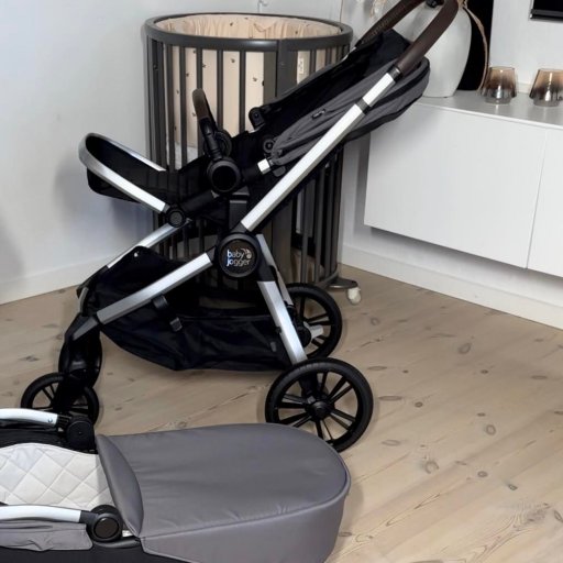 En stilfuld vogn med smarte detaljer til de første leveår