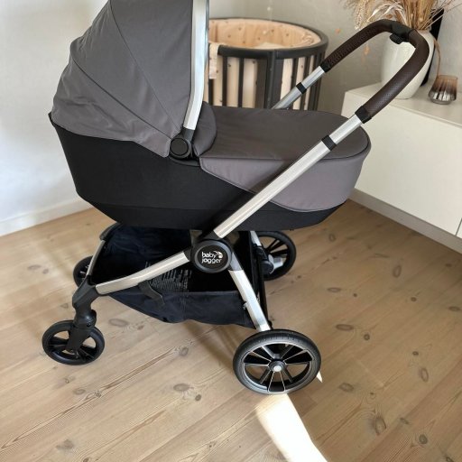 En stilfuld vogn med smarte detaljer til de første leveår
