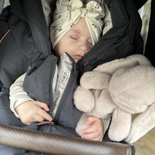 De smarte armåbninger giver barnet frihed til at lege, spise og udforske.