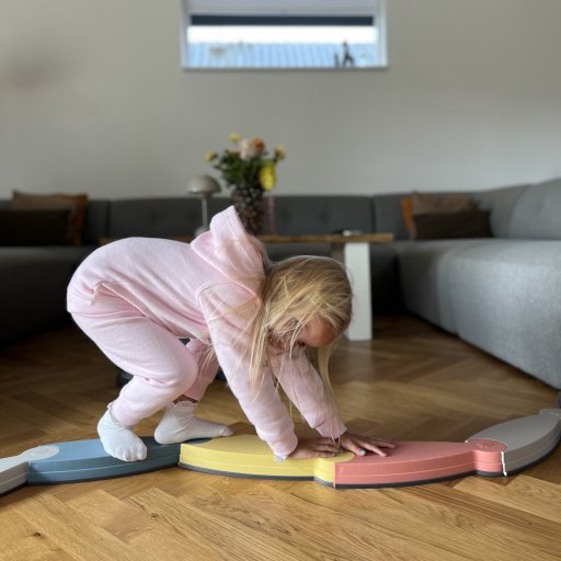 Vega udfordrer sin balance på Flodstien – én sten ad gangen.