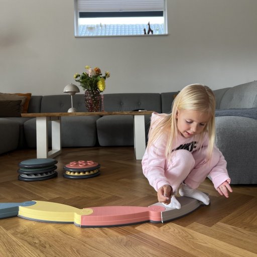 Vega udfordrer sin balance på Flodstien – én sten ad gangen.