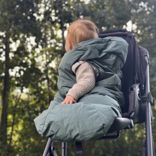 De smarte armåbninger giver barnet frihed til at lege og udforske undervejs.