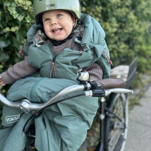 De smarte armåbninger giver barnet frihed til at lege og udforske undervejs.