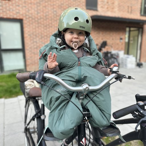 De smarte armåbninger giver barnet frihed til at lege og udforske undervejs.
