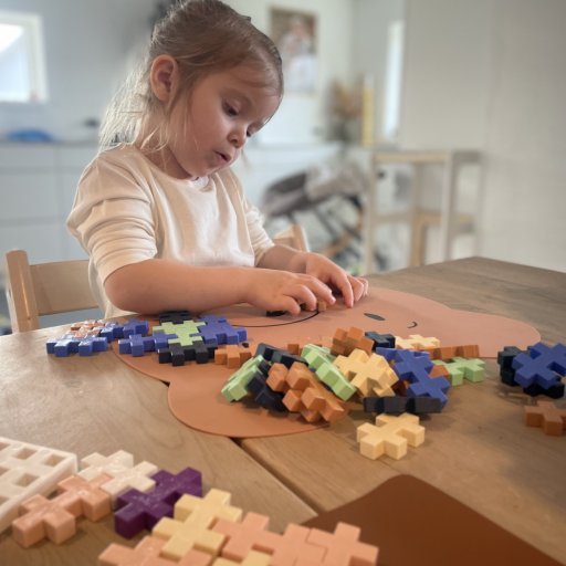 Små hænder, store idéer – børnene bygger løs med Plus-Plus BIG