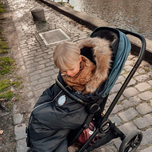 Sofus holder sig varm på tur i det kolde efterårsvejr