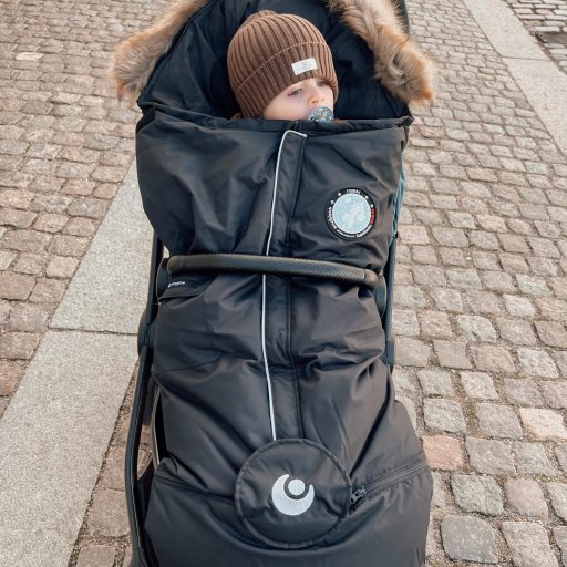 Sofus holder sig varm på tur i det kolde efterårsvejr