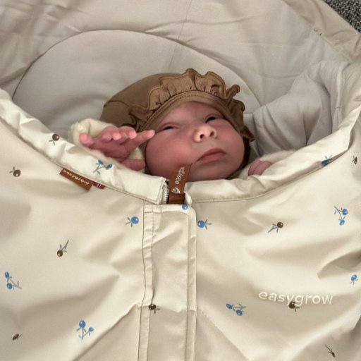 Lille Esther putter sig trygt i Mysig Kørepose
