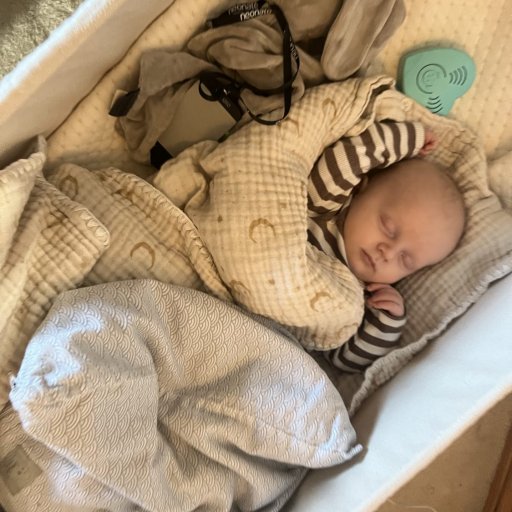 Fast og flad bund giver baby god plads til at ligge udstrakt